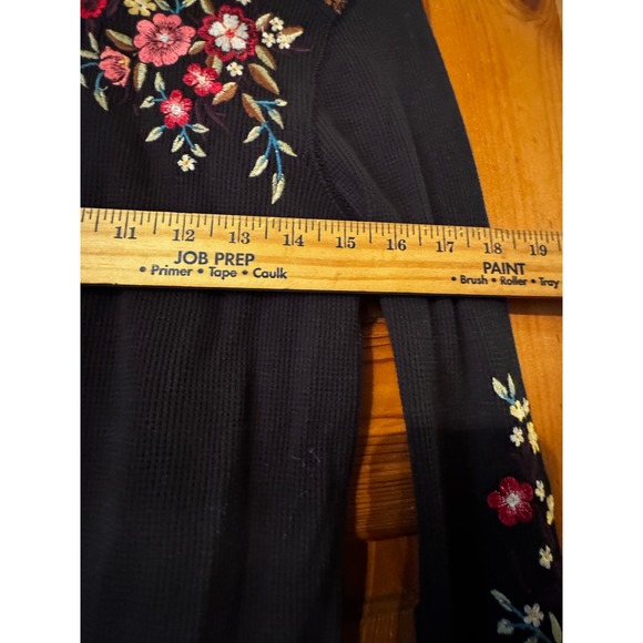 Sundance Black Floral Embroidered Thermal Waffle Knit Top Velvet Cuff M - Picture 7 of 9